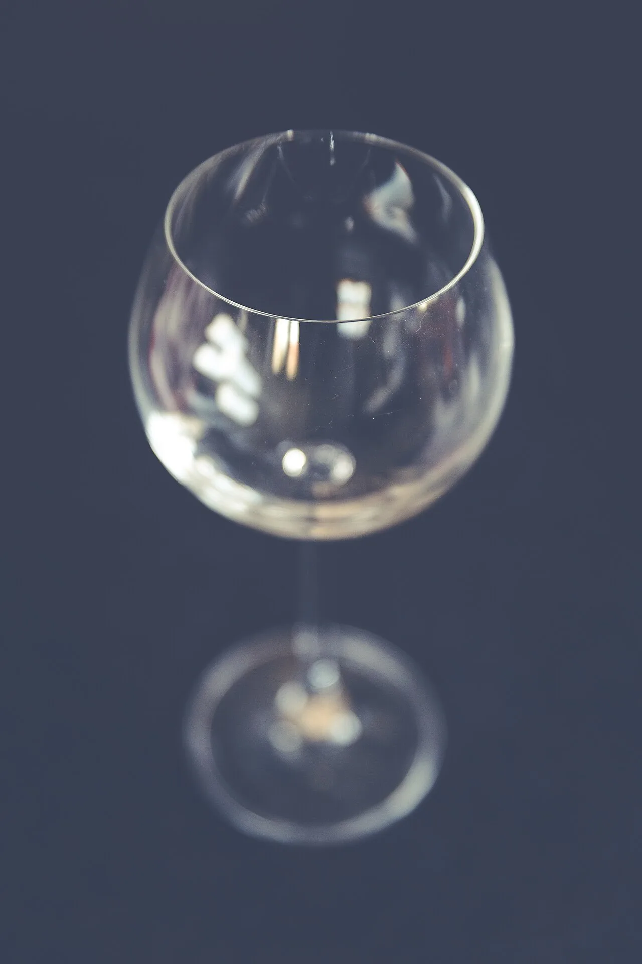 Verre à vin en gros plan (photo d'illustration)